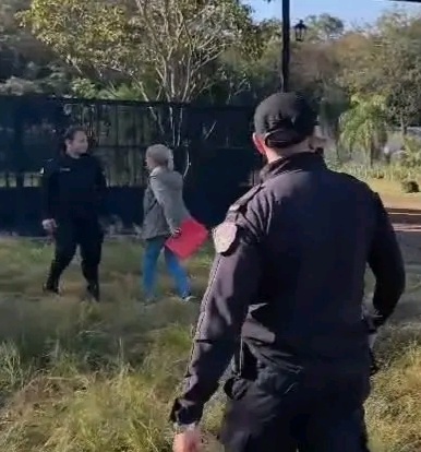 UNA MUJER DE 74 AÑOS FUE DETENIDA 👉🔴TRAS INTENTAR ATACAR A POLICÍAS CON UN MACHETE Y MORDER A UNA OFICIAL EN GARUPÁ
