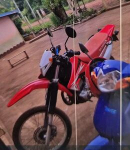 Inseguridad en Eldorado🚨: delincuente se llevó una Honda Tornado de una escuela