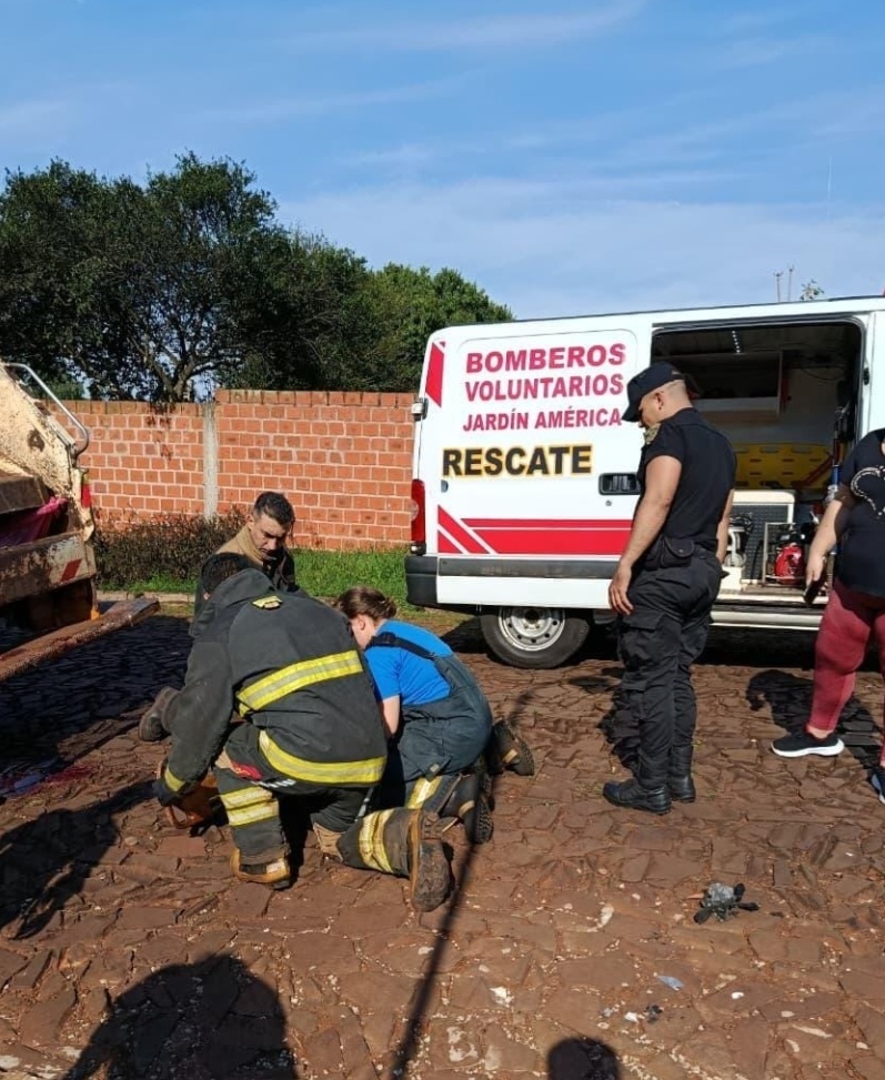 TRABAJADOR MUNICIPAL🔴 QUEDÓ ATRAPADO EN UN CAMIÓN COMPACTADOR Y SUFRIÓ UNA FRACTURA EXPUESTA EN JARDÍN AMÉRICA