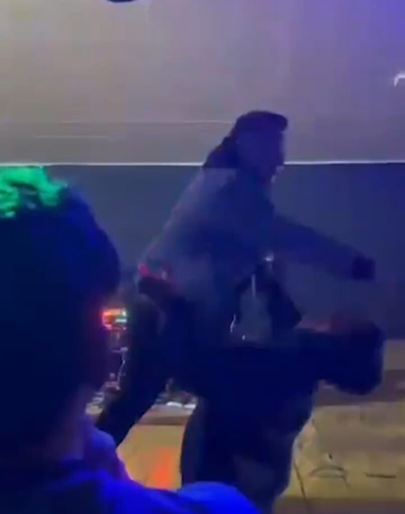 ESCÁNDALO EN LEANDRO N. ALEM 🚨 AGREDIÓ A UN HOMBRE SOBRE EL ESCENARIO Y EL HERIDO TERMINÓ ARRESTADO