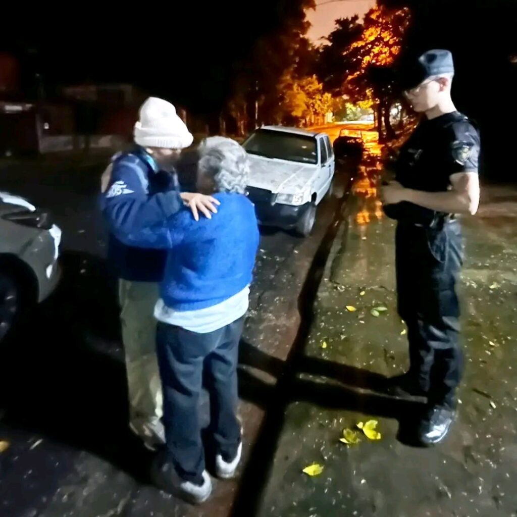 Ella lo buscaba y él se había desorientado ❤️ la Policía logró reencontrar a una pareja de 73 años en Posadas
